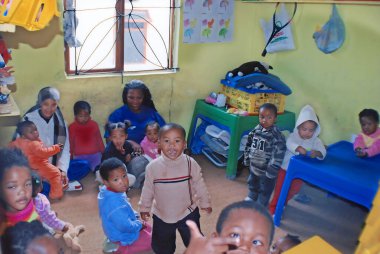 KHAYELITSHA, CAPE TOWN SOUTH AFRICA 22 Mayıs 2007: Batı Cape 'deki Khayelitsha kasabasının anaokulundaki kimliği belirlenemeyen bir grup çocuk SA' nın en büyük ve en hızlı büyüyen çocuğu olarak biliniyor.