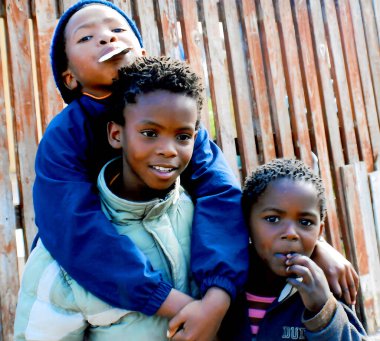 KHAYELITSHA, CAPE TOWN - 22 Mayıs 2007 'de, Güney Afrika Cape Town, Khayelitsha kasabasında kimliği belirsiz bir grup genç çocuk