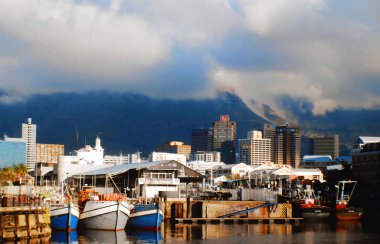 CAPE GÜNEY AFRİKA 25 Mayıs 2007: Victoria ve Alfred Waterfront, Cape Town, Table Bay Harbour, Cape Town ve Masa Dağı 'nda yer almaktadır..