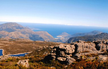 Signal Hill (Afrikaans: Seinheuwel), Cape Town 'da Lion' s Head ve Table Mountain 'ın yanında yer alan düz bir tepe..