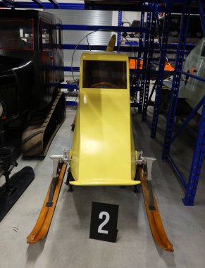 VALCOURT QUEBEC CANADA 07-02-2024: J. Armand Bombardier Müzesi, Bombardıman Kayağı Doo eski kar araçları. 1950 'ler, 1960' lar, 1970 'ler, 1980' ler ve 1990 'lar klasik kızaklar.