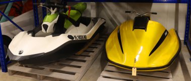 VALCOURT QUEBEC CANADA 07-02-2024: J. Armand Bombardier Müzesi, Bombardıman Kayağı Doo eski kar araçları. 1950 'ler, 1960' lar, 1970 'ler, 1980' ler ve 1990 'lar klasik kızaklar.