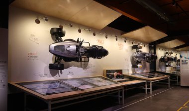 VALCOURT QUEBEC CANADA 07-02-2024: J. Armand Bombardier Müzesi, Bombardıman Kayağı Doo eski kar araçları. 1950 'ler, 1960' lar, 1970 'ler, 1980' ler ve 1990 'lar klasik kızaklar.