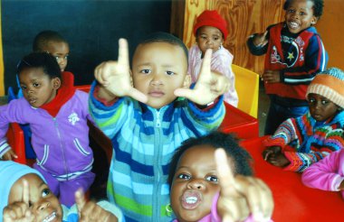 KHAYELITSHA, CAPE TOWN SOUTH AFRICA 05 22 2007: Batı Burnu 'ndaki Khayelitsha kasabasının bir caddesinde büyüyen çocuklar SA' nın en büyük ve en hızlı büyüyen çocukları olarak biliniyor.