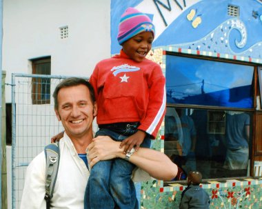 KHAYELITSHA, CAPE TOWN SOUTH AFRICA 05 22 2007: Batı Burnu 'ndaki Khayelitsha kasabasının bir caddesinde büyüyen çocuklar SA' nın en büyük ve en hızlı büyüyen çocukları olarak biliniyor.