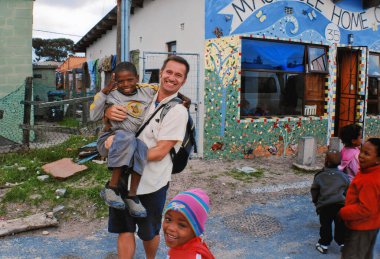 KHAYELITSHA, CAPE TOWN SOUTH AFRICA 05 22 2007: Batı Burnu 'ndaki Khayelitsha kasabasının bir caddesinde büyüyen çocuklar SA' nın en büyük ve en hızlı büyüyen çocukları olarak biliniyor.