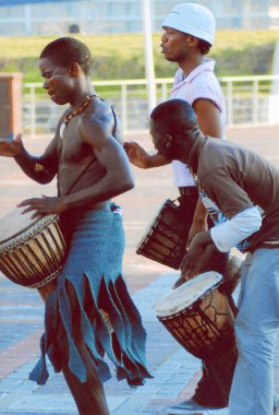 CAPE TOWN, Güney Afrika - 25 Mayıs - Kimliği belirsiz genç erkekler Soweto sokak dansının sunumu sırasında, Güney Afrika tarzı, Cape Town, Güney Afrika.