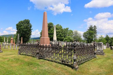 BROMONT QUEBEC CANADA 06 14 2024: Roma Katolik Mezarlığı Bromont, La Haute-Yamaska Bölgesel İlçe Belediyesi, Quebec, Kanada