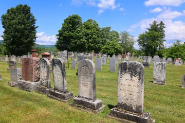 BROMONT QUEBEC CANADA 06 14 2024: Roma Katolik Mezarlığı Bromont, La Haute-Yamaska Bölgesel İlçe Belediyesi, Quebec, Kanada