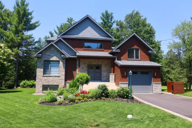 BROMONT QUEBEC CANADA 06: 13 2024: Tipik Kanada ev tasarımının uzun zamandır Kanada 'nın iklimine ve coğrafyasına adapte edilmesi gerekmektedir ve zaman zaman Kanada kültürünün benzersizliğini de yansıtmaktadır..