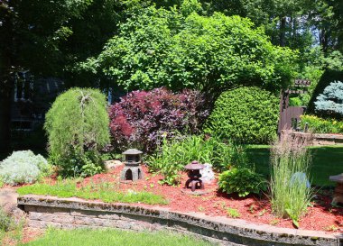 Güzel çiçekli ve çimenli bahçe