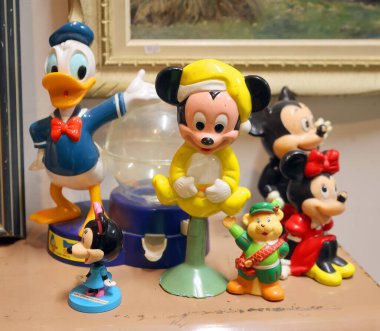 KNOWLTON QUEBEC CANADA 08 15 2024: Mickey Mouse incik boncukları, Walt Disney Donald Duck tarafından 1928 yılında yaratılan bir çizgi film karakteridir.