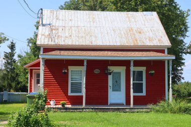 BROMONT QUEBEC CANADA 08 23 2024: Tipik Kanada ev tasarımının uzun zamandır Kanada 'nın iklimine ve coğrafyasına adapte edilmesi gerekmektedir ve zaman zaman Kanada kültürünün benzersizliğini de yansıtmaktadır..