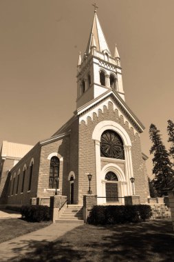 BEDFORD QUEBEC CANADA 08: 24 2024: Saint Damien Church Bedford, Kanada 'nın güney Quebec bölgesinin Monteregie bölgesinde yer alan ve Güney Quebec' in en büyük izci grubuna ev sahipliği yapan şehir.