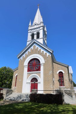 BEDFORD QUEBEC CANADA 08: 24 2024: Saint Damien Church Bedford, Kanada 'nın güney Quebec bölgesinin Monteregie bölgesinde yer alan ve Güney Quebec' in en büyük izci grubuna ev sahipliği yapan şehir.