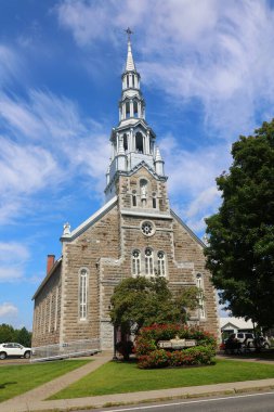 BROMONT QUEBEC CANADA 08 23 2024: 1889 'da inşa edilen Saint Francis Xavier Kilisesi, orijinal kule 1909' da yıkıldı ve 1916 'da şimdiki kule ile değiştirildi..