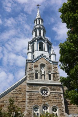 BROMONT QUEBEC CANADA 08 23 2024: 1889 'da inşa edilen Saint Francis Xavier Kilisesi, orijinal kule 1909' da yıkıldı ve 1916 'da şimdiki kule ile değiştirildi..