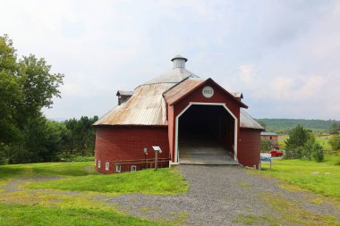 Brome Gölü bölgesinde bulunan Bukolik Scott Yolu, 19151916 'da Doğu Kasabası' nda inşa edilen son yuvarlak ahırı takdir edebilirsiniz..