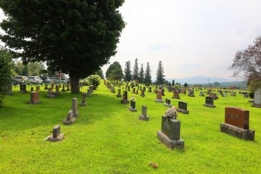 MANSONVILLE QUEBEC CANADA 08: 17 2024: Mansonville Tarihi Mezarlığı, Potton Vadisi, Baptist Kilisesi
