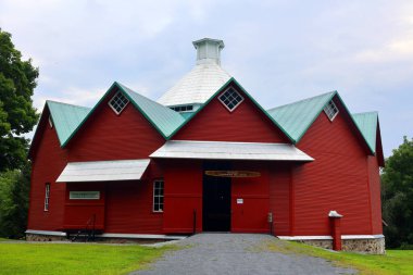 SAINT-IGNACE-DE-STANBRIDGE QUEBEC CANADA 08 17 2024: 1882 'de inşa edilen Walbridge yuvarlak ahırı, pek dairesel olmasa da kesinlikle ziyaret etmeye değer.