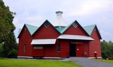 SAINT-IGNACE-DE-STANBRIDGE QUEBEC CANADA 08 17 2024: 1882 'de inşa edilen Walbridge yuvarlak ahırı, pek dairesel olmasa da kesinlikle ziyaret etmeye değer.