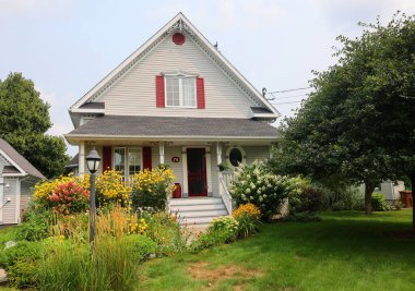 BROMONT QUEBEC CANADA 08 16 2024: Tipik Kanada ev tasarımının uzun zamandır Kanada 'nın iklimine ve coğrafyasına adapte edilmesi gerekmektedir ve zaman zaman Kanada kültürünün benzersizliğini de yansıtmaktadır..