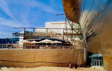LOS ANGELES CALIFORNIA 05 12 2003: Walt Disney Concert Hall, Los Angeles. Frank Gehry tarafından tasarlandı. Los Angeles Müzik Merkezi 'nin dört salonundan biri ve Filarmoni Orkestrası' nın evi.
