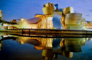 LOS ANGELES CALIFORNIA 05 12 2003: Walt Disney Concert Hall, Los Angeles. Frank Gehry tarafından tasarlandı. Los Angeles Müzik Merkezi 'nin dört salonundan biri ve Filarmoni Orkestrası' nın evi.