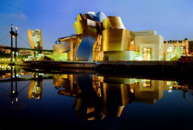 LOS ANGELES CALIFORNIA 05 12 2003: Walt Disney Concert Hall, Los Angeles. Frank Gehry tarafından tasarlandı. Los Angeles Müzik Merkezi 'nin dört salonundan biri ve Filarmoni Orkestrası' nın evi.