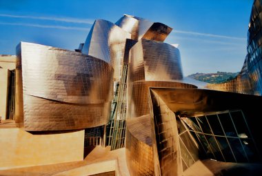 LOS ANGELES CALIFORNIA 05 12 2003: Walt Disney Concert Hall, Los Angeles. Frank Gehry tarafından tasarlandı. Los Angeles Müzik Merkezi 'nin dört salonundan biri ve Filarmoni Orkestrası' nın evi.