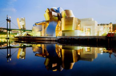 LOS ANGELES CALIFORNIA 05 12 2003: Walt Disney Concert Hall, Los Angeles. Frank Gehry tarafından tasarlandı. Los Angeles Müzik Merkezi 'nin dört salonundan biri ve Filarmoni Orkestrası' nın evi.