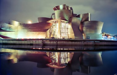 LOS ANGELES CALIFORNIA 05 12 2003: Walt Disney Concert Hall, Los Angeles. Frank Gehry tarafından tasarlandı. Los Angeles Müzik Merkezi 'nin dört salonundan biri ve Filarmoni Orkestrası' nın evi.