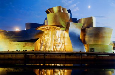 LOS ANGELES CALIFORNIA 05 12 2003: Walt Disney Concert Hall, Los Angeles. Frank Gehry tarafından tasarlandı. Los Angeles Müzik Merkezi 'nin dört salonundan biri ve Filarmoni Orkestrası' nın evi.