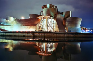 LOS ANGELES CALIFORNIA 05 12 2003: Walt Disney Concert Hall, Los Angeles. Frank Gehry tarafından tasarlandı. Los Angeles Müzik Merkezi 'nin dört salonundan biri ve Filarmoni Orkestrası' nın evi.