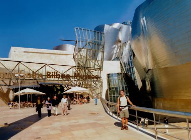 LOS ANGELES CALIFORNIA 05 12 2003: Walt Disney Concert Hall, Los Angeles. Frank Gehry tarafından tasarlandı. Los Angeles Müzik Merkezi 'nin dört salonundan biri ve Filarmoni Orkestrası' nın evi.