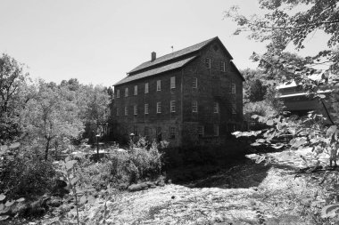 ULVERTON QUEBEC CANADA 08 29 2024: Ulverton Wool Mill, Doğu Bölgesi 'nin merkezinde yer alan bir sanayi müzesidir.. 