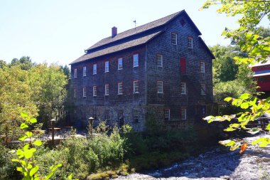 ULVERTON QUEBEC CANADA 08 29 2024: Ulverton Wool Mill, Doğu Bölgesi 'nin merkezinde yer alan bir sanayi müzesidir.. 