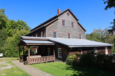 ULVERTON QUEBEC CANADA 08 29 2024: Ulverton Wool Mill, Doğu Bölgesi 'nin merkezinde yer alan bir sanayi müzesidir..