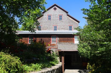ULVERTON QUEBEC CANADA 08 29 2024: Ulverton Wool Mill, Doğu Bölgesi 'nin merkezinde yer alan bir sanayi müzesidir..