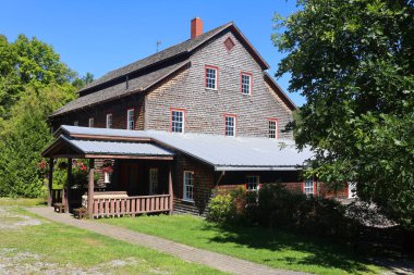 ULVERTON QUEBEC CANADA 08 29 2024: Ulverton Wool Mill, Doğu Bölgesi 'nin merkezinde yer alan bir sanayi müzesidir..
