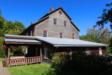 ULVERTON QUEBEC CANADA 08 29 2024: Ulverton Wool Mill, Doğu Bölgesi 'nin merkezinde yer alan bir sanayi müzesidir..