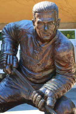 MONTREAL CANADA 09 03 2024: Maurice Richard 'ın heykeli, hokeyin en büyüklerinden biri, Maurice Richard Arena' nın dışında. Maurice bir sezonda 50 gol atan ilk oyuncuydu.,