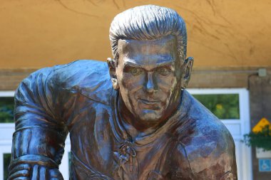 MONTREAL CANADA 09 03 2024: Maurice Richard 'ın heykeli, hokeyin en büyüklerinden biri, Maurice Richard Arena' nın dışında. Maurice bir sezonda 50 gol atan ilk oyuncuydu.,