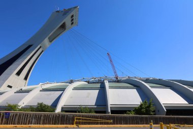 Montreal QueBEC CANADA 09 03 2024: Montreal Olimpiyat Stadyumu ve kulesi. Dünyanın en yüksek eğimli kulesi. Olimpiyat turu 175 metre uzunluğunda ve 45 derecelik açıyla yapılıyor.