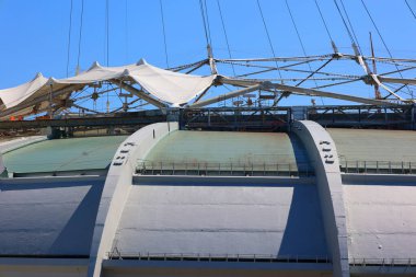 Montreal QueBEC CANADA 09 03 2024: Montreal Olimpiyat Stadyumu ve kulesi. Dünyanın en yüksek eğimli kulesi. Olimpiyat turu 175 metre uzunluğunda ve 45 derecelik açıyla yapılıyor.