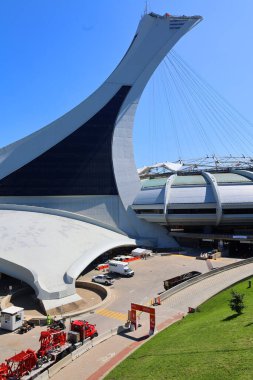 Montreal QueBEC CANADA 09 03 2024: Montreal Olimpiyat Stadyumu ve kulesi. Dünyanın en yüksek eğimli kulesi. Olimpiyat turu 175 metre uzunluğunda ve 45 derecelik açıyla yapılıyor.