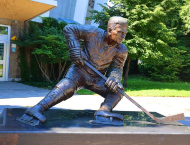 MONTREAL CANADA 09 03 2024: Maurice Richard 'ın heykeli, hokeyin en büyüklerinden biri, Maurice Richard Arena' nın dışında. Maurice bir sezonda 50 gol atan ilk oyuncuydu.,