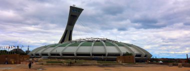 Montreal QueBEC CANADA 09 03 2024: Montreal Olimpiyat Stadyumu ve kulesi. Dünyanın en yüksek eğimli kulesi. Olimpiyat turu 175 metre uzunluğunda ve 45 derecelik açıyla yapılıyor.
