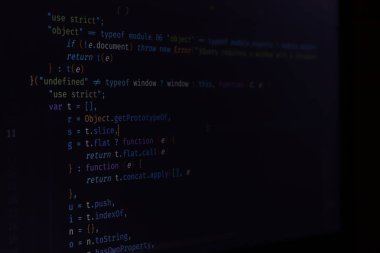 Yazılım geliştiricisinin kod soyut ekranı programlanıyor. Bilgisayar metni. (DAKİKA GALİSTİMİYORUM)