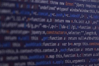 Yazılım kaynak kodu. Programlama kodu. Bilgisayar ekranında programlama kodu. Ofiste program kodları üzerinde çalışan geliştirici. Kaynak kodu fotoğrafı. Teknoloji geçmişi.